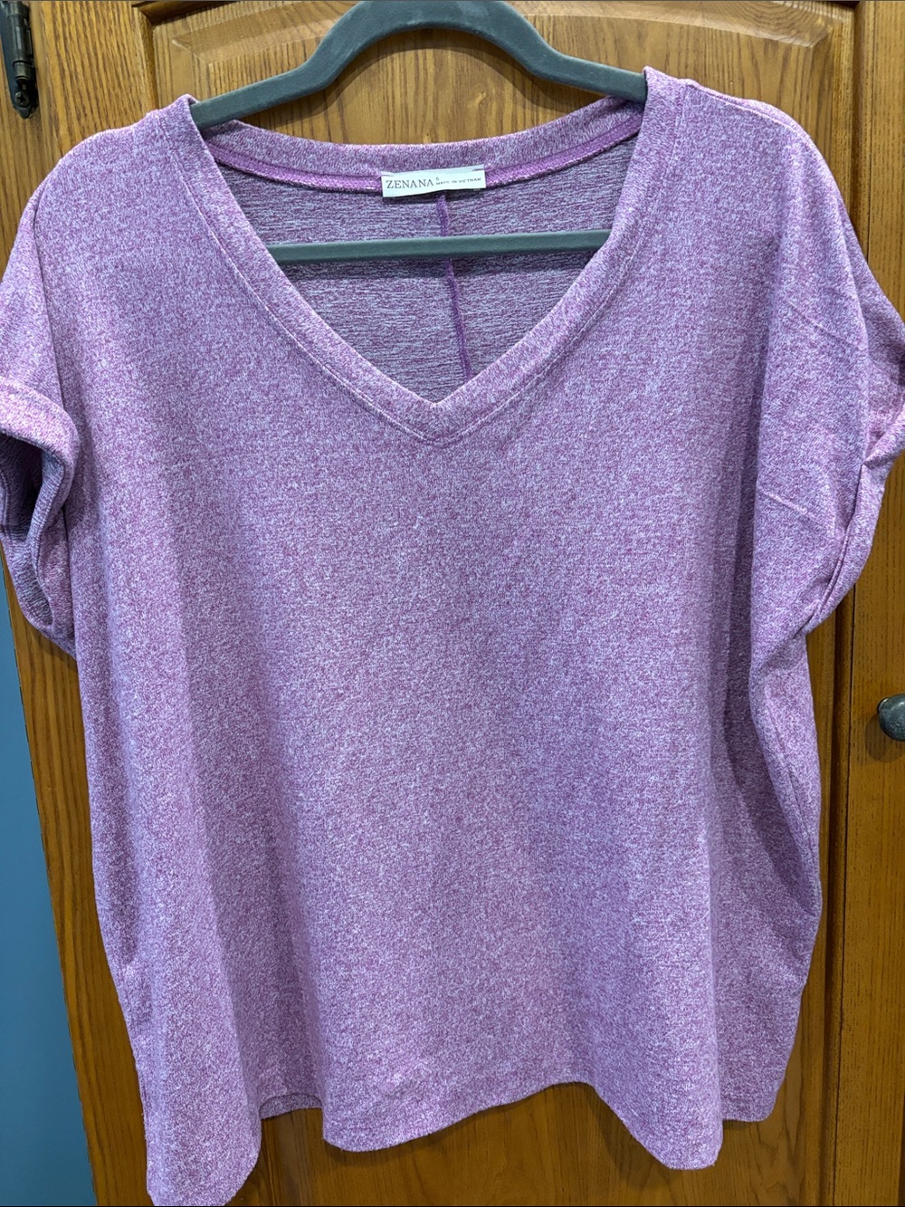 Zenana Outfitters Plum V-Neck Short Sleeve Tee size small